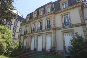 拉布尔布勒Le Gentiane - Villa Chanterive的一座古老的建筑,前面设有楼梯