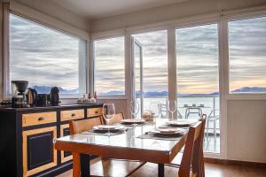 圣卡洛斯-德巴里洛切Bariloche costa del lago Ollagua的厨房配有桌子,享有水景