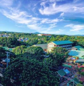 特雷塞马蒂雷斯Happy Stays A - Sunset View at SMDC Hope Residences的城市的顶部景观,树木和建筑