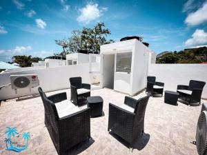 圣安德烈斯Casa Turística Praia House的庭院里摆放着几把椅子和桌子