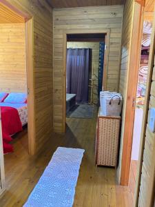 邦雅尔丁-达塞拉Chalé Guadalupe - Condomínio Altos da Serra的小房间设有一张床和一间浴室