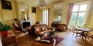 DangéChâteau de Piolant的客厅配有皮革家具和桌子