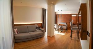 奥蒂塞伊Apartments Montblanc Sella的带沙发的客厅和用餐室