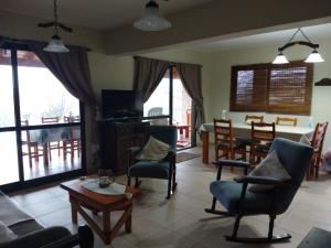 雅卡托镇Libertad的一间带椅子的客厅和一间餐厅