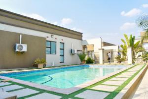 KitweForefront Self-Catering Apartments的房屋前的游泳池