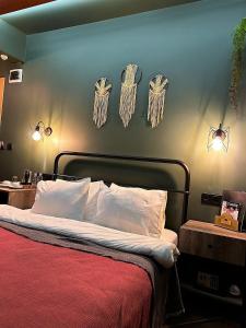 马尔马里斯Sunset Boutique Hotel Marmaris的一间卧室配有一张带红毯和灯的床