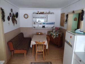 维尔奇斯拉夫科夫Dom pod Tatrami.的小房间设有桌椅和厨房