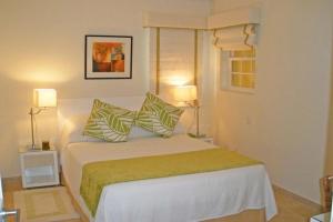 基督教堂市Holiday Home 201的一间卧室配有一张带两个枕头的床