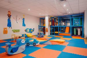 斯克拉斯卡波伦巴Platinum Apartments的一间房间,在地板上设有一个儿童游乐区,配有玩具