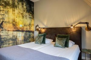 莱斯瓦尔维斯瓦尔德酒店的一间卧室配有一张壁画大床