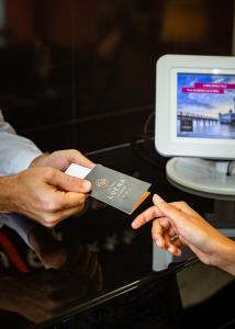 里斯本卢埃纳酒店的两人在电脑前持有信用卡