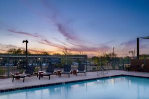 凤凰城WaterWalk Phoenix - North Happy Valley的一个带躺椅的游泳池,享有日落美景