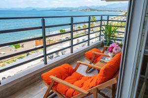 费特希耶IDEE SUİTES Fethiye的阳台配有两把椅子,享有海滩美景