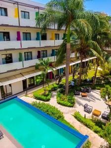巴马科ONOMO Hotel Bamako的享有酒店空中景色,设有游泳池和棕榈树