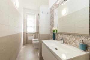包内伊Appartamento A_Mati a Baunei的白色的浴室设有水槽和卫生间。