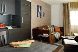莱热艾米格拉格朗日公寓式酒店的客厅配有沙发和桌子