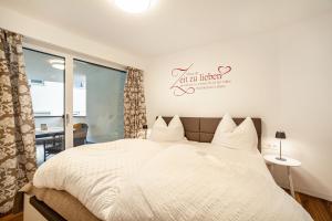 纳图尔诺Appartment Aurelia的卧室内的白色床和白色枕头