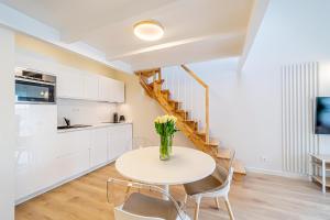马里扬泊列Modern Loft Apartment w/free parking No.2的厨房以及带桌椅的用餐室。