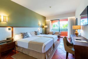 伊斯兰蒂拉安提亚港大酒店的酒店客房设有一张大床和一张书桌。
