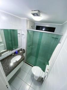 纳塔尔Acomodação aconchegante à beira- mar的带淋浴、卫生间和盥洗盆的浴室