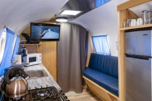 布拉格堡Cowabunga By Pacific Blue的带沙发和水槽的厨房以及电视