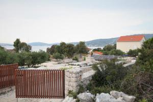 塞维德Kućica uz more的享有带围栏的石墙景色