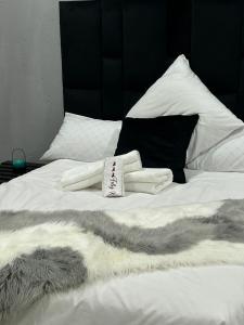 索韦托Serenity Guest House的一张白色的床,上面有一堆毯子