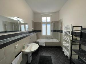 马格德堡LUCKY STAYS LS07 - 2 Zimmer - Luxus - Zentrum - große Küche - Aufzug - Smart-TV的浴室配有盥洗盆和浴缸。