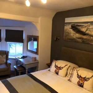 BorgieBorgie Lodge Hotel的一间卧室配有一张带两个鹿头的床铺,枕头上配有两个鹿头