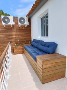 蓬塔德尔加达CASA XAVIER - PISCINA 2735/AL的阳台的庭院配有蓝色靠垫