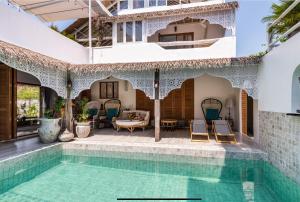 曼谷lory‘s home的一座带游泳池和庭院的房子