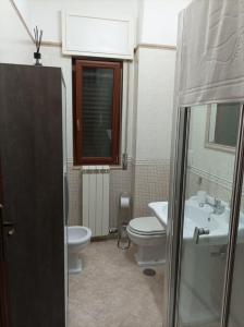 Leporano MarinaVilla Anna的一间带卫生间和水槽的浴室