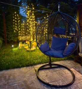 普雷代亚尔Pensiunea Constanta的院子里的秋千椅,配有灯