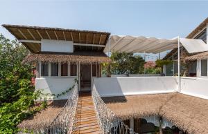 曼谷lory‘s home的茅草屋顶和庭院的房子