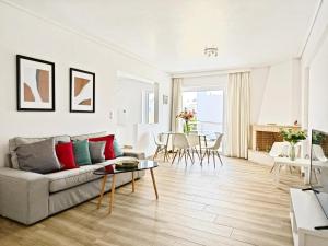 雅典Kalipsous Apartments by Verde Apartments的客厅配有沙发和桌子