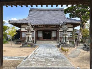 萩市shukubo michiru 満行寺的前方有走道的亚洲庙宇