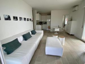 利尼亚诺萨比亚多罗Residence Luna的客厅配有白色的沙发和桌子