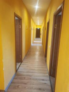 文茨皮尔斯Telegrafs的一条空的走廊,有黄色的墙壁和木地板