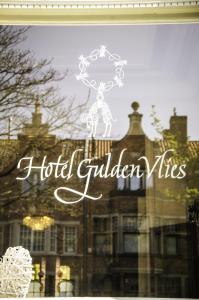布鲁日格尔登羊毛酒店的窗户上标有读取酒店花园村庄的标志