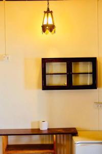 哈林海滩Bird Bungalow Koh Phangan的挂在桌子和窗户上的灯