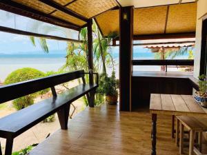 哈林海滩Bird Bungalow Koh Phangan的一个带长凳并享有海滩景色的门廊