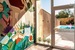 圣朱利安斯Spinola Stays的通向游泳池的开放式门,游泳池拥有色彩缤纷的壁画