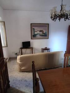阿曼泰阿Appartamento a 50mt dal mare的客厅配有沙发和墙上的照片