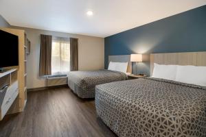 赫米蒂奇WoodSpring Suites Hermitage - Nashville Airport的酒店客房设有两张床和一台平面电视。