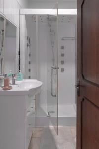 卡马拉-德洛布什Sunset House的带淋浴、水槽和淋浴的浴室位于后门。