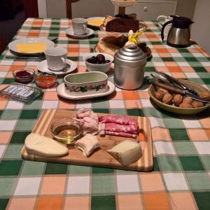BovesB&B Alla Borgata的一张桌子,上面放着奶酪和其他食物