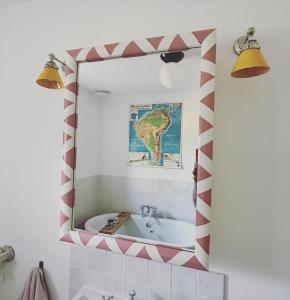 海尔舍姆Peaceful cottage with private garden的浴室镜子周围是红色和白色的条纹