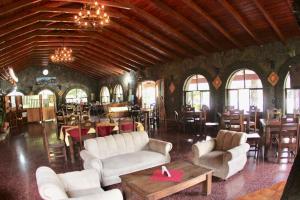 圣地亚哥阿蒂特兰土施阿巴耶酒店 的客厅配有白色的沙发和桌椅