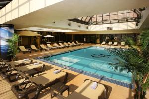 大西洋城The Claridge Hotel的一个带躺椅的游泳池和一个游泳池