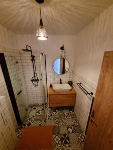 卢捷拿纳德德斯努5 stylových apartmánů v srdci Jeseníků的一间带水槽和镜子的浴室